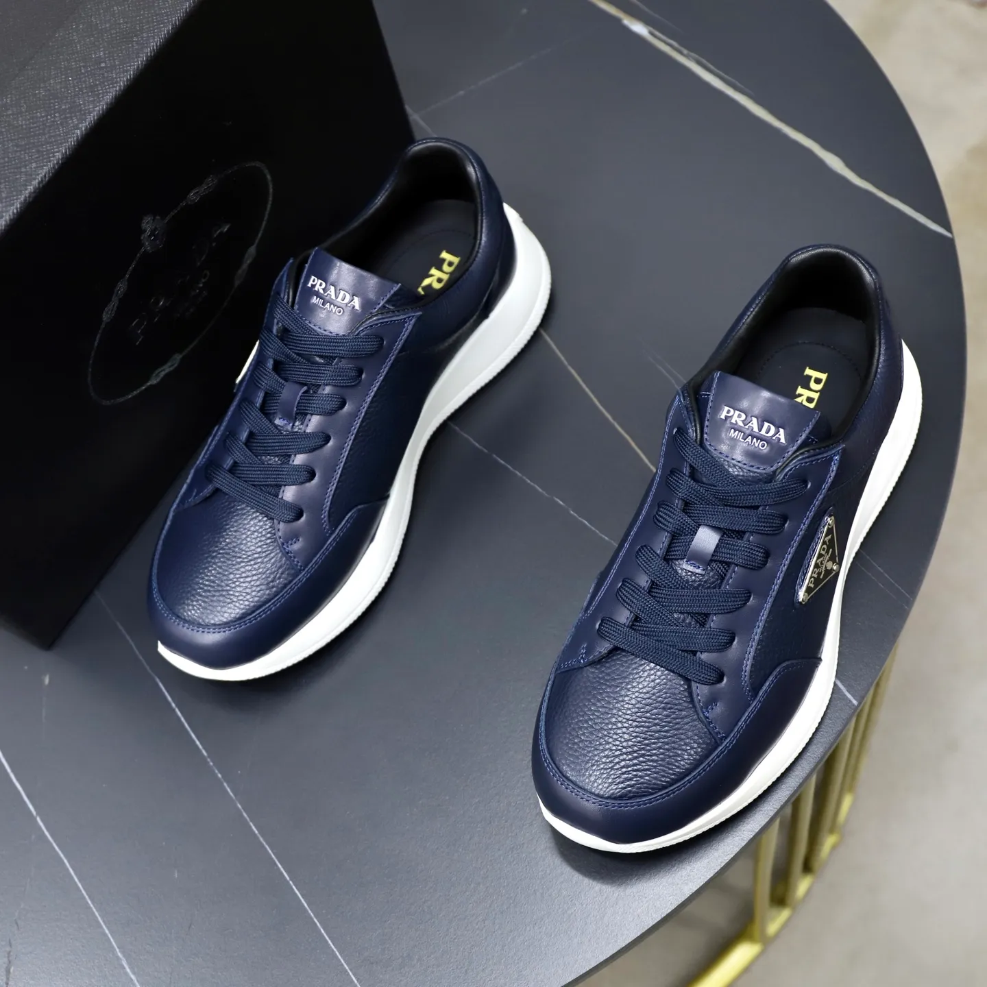 Factory price: 740💰Top original order Brand: PRADA (Prada) Standard code: Men's size 38/44 (45 can be customized) Grade: Same as the official website Material: Original cowhide stitching imported cowhide lining Original combination two-color wear-resistant soft outsole Style category: Leisure and sports version Young fashion European and American trend British style Color: Real picture color